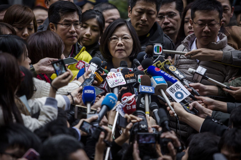 Ứng cử viên Thái Anh Văn trong vòng vây của báo chí sau khi bỏ phiếu trong cuộc bầu cử tổng thống tháng 1/2016. Ảnh: Getty Images.