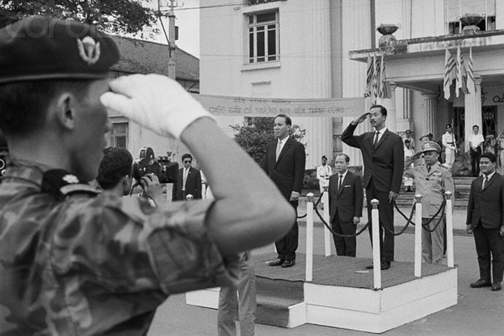 Tổng Thống đắc cử Nguyễn Văn Thiệu và Thủ tướng Nguyễn Cao Kỳ trong lễ khai mạc Thượng Nghị Viện VNCH gồm có 60 nghị sĩ tại phía trước Hội trường Diên Hồng, ngày 19/10/1967. Ảnh: Bettmann/CORBIS.
