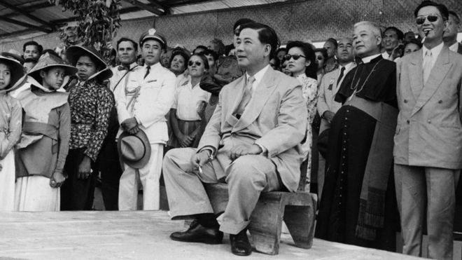  Ông Ngô Đình Diệm, tổng thống đầu tiên của Việt Nam Cộng hòa, xuất hiện tại một hội chợ ở Sài Gòn năm 1957. Ảnh: Getty Images.