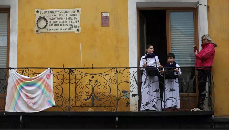 Người dân Tây Ban Nha cách ly tại gia, ngày 10/4/2020. Ảnh: Reuters.